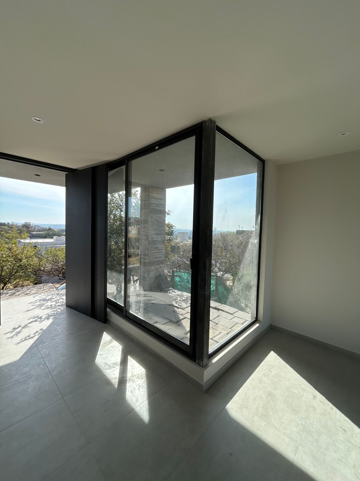 Ventanas fijas negras