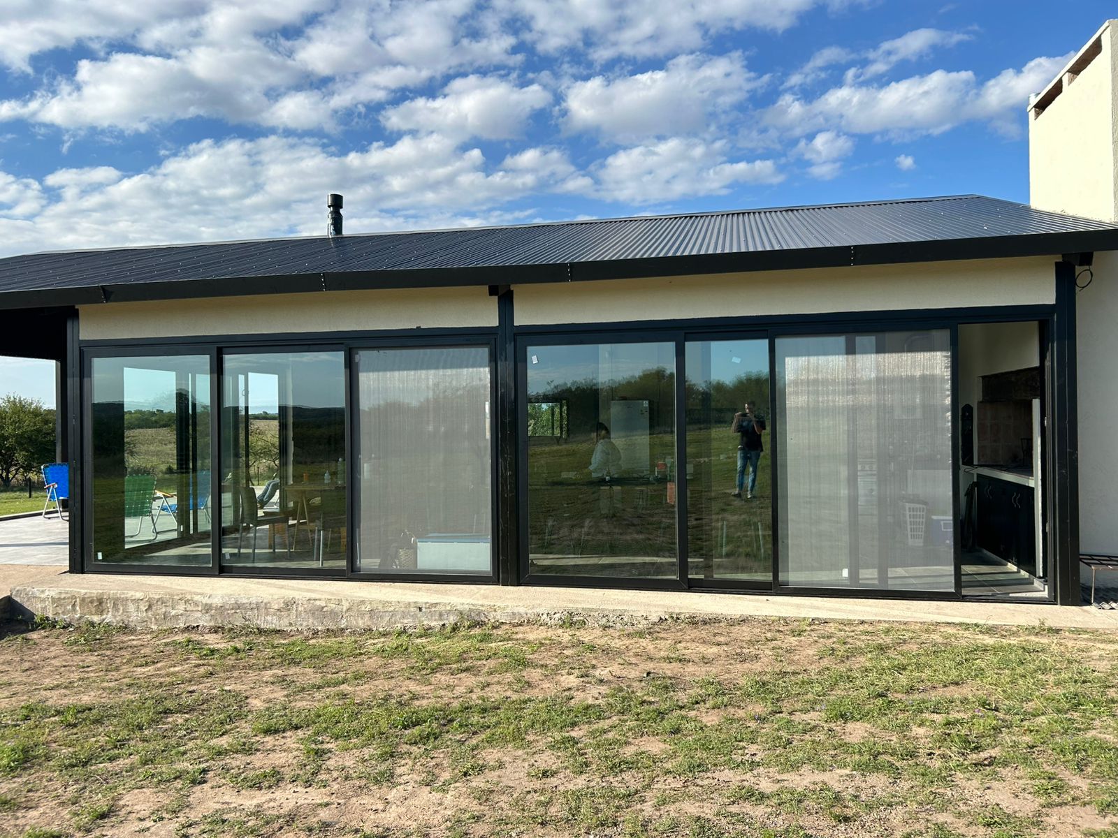 Cierre de quincho con aberturas negras